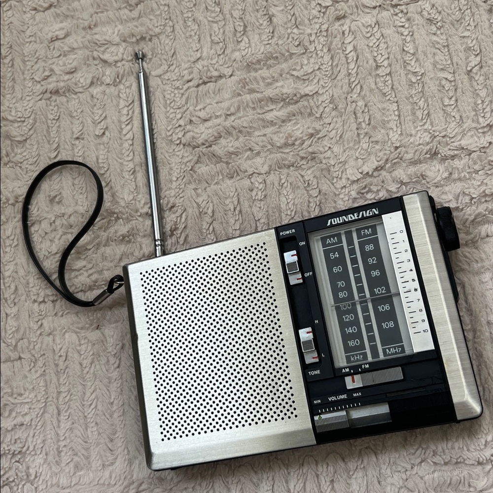 Sound Design AM/FM Mini Portable Radio
Model No 31-48, Vintage,working condition